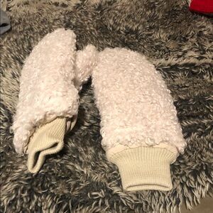 HOUSE OF HARLOW 1960 MITTENS🌲🐑